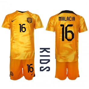 Holland Tyrell Malacia #16 Replika Babytøj Hjemmebanesæt Børn VM 2022 Kortærmet (+ Korte bukser)